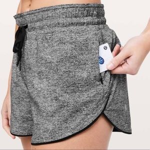 Lululemon Shorts Reversible Choose a Side Size 4 Black & Grey